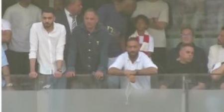 ميدو بالسبحة وشيكابالا في مدرجات ستاد القاهرة لدعم الزمالك.. فيديو