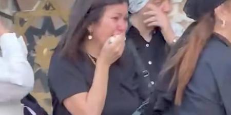 عياط وصدمة.. انهيار الإعلامية دينا رامز في جنازة والدها| صور