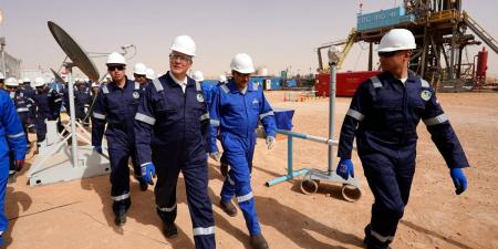 وزير البترول يتفقد مشروع تطوير محطة مليحة لمعالجة الغاز بالصحراء الغربية