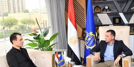 محافظ أسوان يلتقي رئيس هيئة قصور الثقافة لبحث دعم الحراك الثقافي والفني بالمحافظة