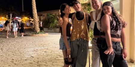 على أنغام "صغيرة على الحب".. غادة عبد الرازق تلعب مع قط الشارع