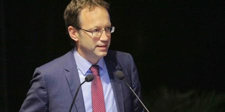 كيف تحوّلت الأزمات الدولية إلى درع يحمي رئيس وزراء إسبانيا؟