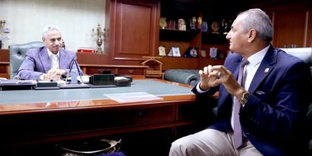 محافظ بني سويف يلتقي المدير التنفيذي لمنطقة كرة القدم ويبحث دعم أنشطة الرياضة