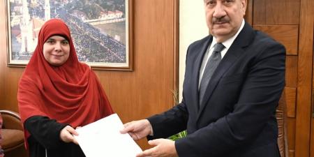 محافظ بورسعيد يوقع عقود تمليك أراضي لـ4 مصانع بالمنطقة الصناعية