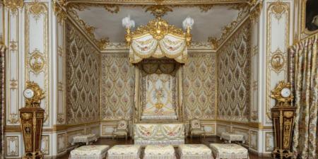 غرفة نوم لويس السادس عشر بقصر فرساى تستعيد رونقها بعد عقود من الترميم