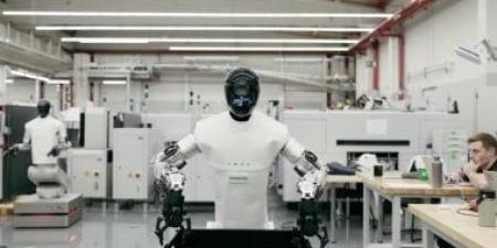 اشتغل شفت كامل.. روبوت بشرى يُنجز وردية كاملة داخل مصنع دون تعب