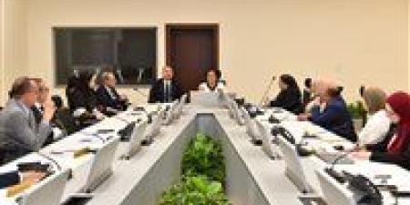 نائب وزير الصحة تبحث مع الجامعات تعزيز التعاون لتنفيذ الاستراتيجية الوطنية للسكان والتنمية وخطة 2025–2027