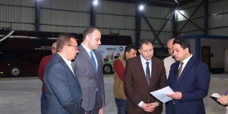 محافظ دمياط يستلم سيارات مكابس وصناديق قمامة لدعم منظومة النظافة