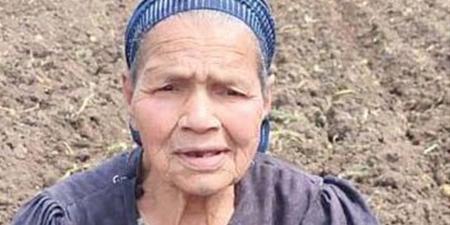 المكافحة ثمانينية فى المنوفية تحصد المحاصيل وتنظف الأراضى من الحشائش: ربنا بيراضينى