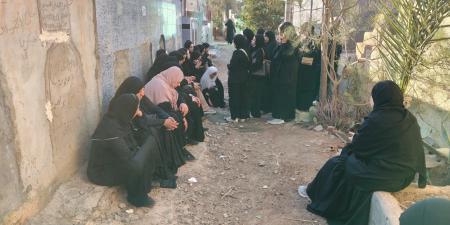 أصدقاء عروس أولاد صقر بالشرقية يتجمعن أمام قبرها للدعاء وقراءة القرآن