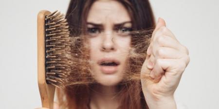 أسباب تساقط الشعر المفاجئ ونصائح للحد منه واستعادة كثافته