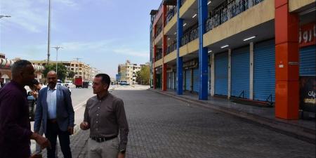 محافظ أسوان يغلق فرن مخبوزات يستخدم إسطونات غاز منزلية خلال جولة مفاجئة