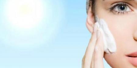 حماية بشرتك من أشعة الشمس.. 6 طرق فعالة للوقاية من الشيخوخة المبكرة