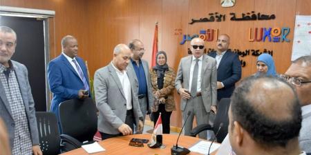 محافظ الأقصر يُجري حركة تنقلات لرؤساء القرى بإسنا وأرمنت لدعم مستوى الخدمات