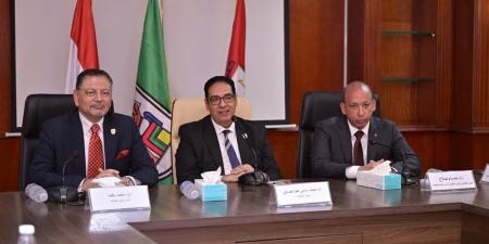 رئيس جامعة القاهرة يلتقي أعضاء القافلة التنموية المتجهة إلى حلايب وشلاتين