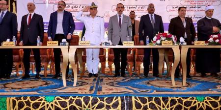 محافظ سوهاج يشهد صلحًا بين أبناء العمومة من عائلة "العضايمة" بقرية الصوامعة