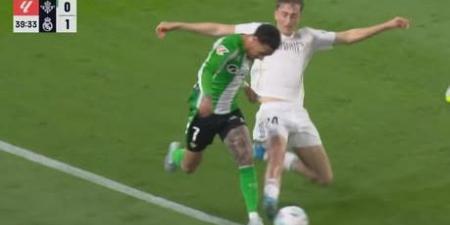 ريال بتيس ضد الريال.. ملخص اهداف ونتيجه مباراة ريال مدريد وريال بيتيس في الدوري الإسباني بعد مرور 40 دقيقة