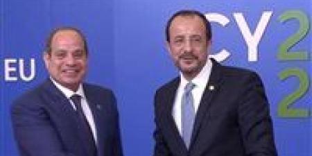 السيسي ونظيره القبرصي يلتقطان الصور التذكارية قبل القمة الأوروبية