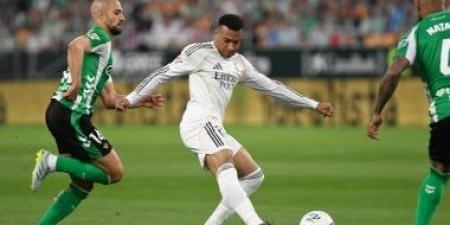 ريال مدريد يتعثر أمام بيتيس ويقرب برشلونة من التتويج بالدوري الإسباني