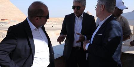 وزير السياحة يلتقي رئيس اتحاد شركات السياحة الألمانية وكبار منظمي الرحلات بالأهرامات