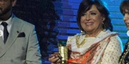 حنان مطاوع تحتفي بتكريم والدتها سهير المرشدي في مهرجان عنابة