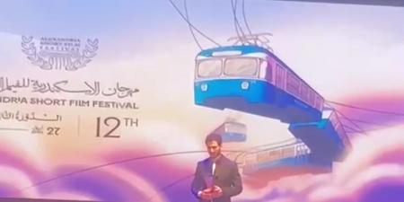 عصام عمر بعد تكريمه في مهرجان الإسكندرية للفيلم القصير: في ناس أهم مني