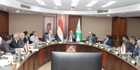 محافظ الجيزة يستعرض معدلات تنفيذ مشروع الجبانات