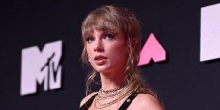 تايلور سويفت تسعى قانونيًا لحماية صوتها وصورتها من التزييف العميق بالـ AI