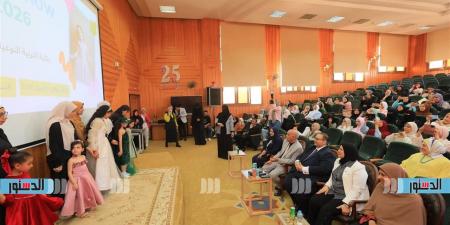 رئيس جامعة كفر الشيخ يشيد ببراعة تصميم ملابس معرض كلية التربية النوعية