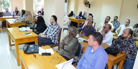 جامعة سوهاج تنظم برنامجًا تدريبيًا للعاملين بالإدارات المركزية والكليات لتطوير الأداء الوظيفي