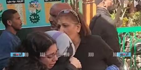 بالدموع والصراخ.. أسرة الراحل مختار نوح تستقبل الجثمان (فيديو)