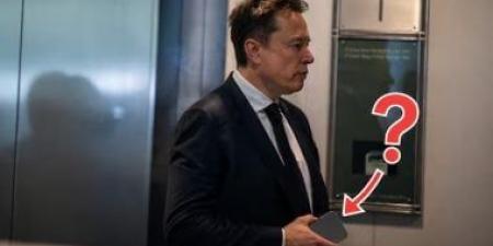 ما نوع هاتف ايلون ماسك أغنى رجل فى العالم؟ صورة تحسم الجدل