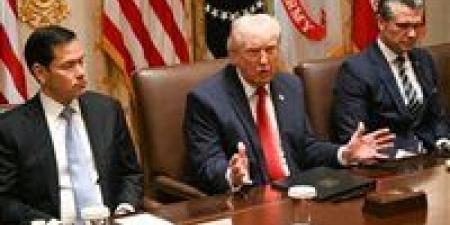 ترامب يطالب إيران بـ "التعقل" بينما يدرس الخيارات العسكرية بشأن مضيق هرمز