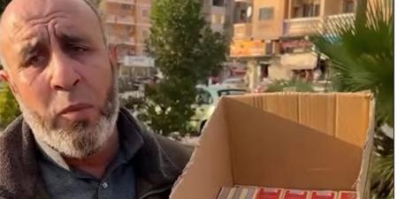 بائع كبريت يخطف الأنظار بتلاوة عطرة للقرآن (فيديو)