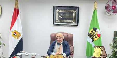 بسبب الرياح الشديدة.. مياه بحيرة قارون تندفع إلى الطريق واستجابة عاجلة من مركز ومدينة إبشواي لاحتواء الموقف