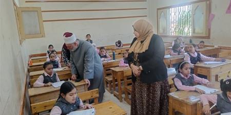 رئيس منطقة سوهاج الأزهرية يتفقد امتحانات النقل بمجمع الإمام علي بن أبي طالب النموذجي