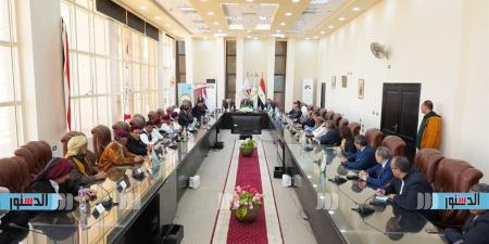 وزيرة الثقافة ومحافظ مطروح يعقدان لقاءً موسعًا مع العمد والمشايخ