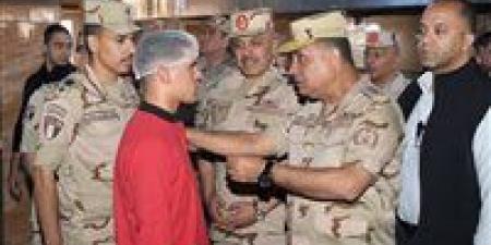 وزير الدفاع والإنتاج الحربى يتفقد إحدى وحدات التدريب الأساسى بالقوات المسلحة
