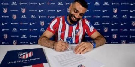 صورة أثارت ضجة.. هل وقع محمد صلاح لأتلتيكو مدريد؟