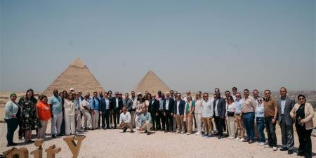 وزير السياحة والآثار يلتقي أبرز المشاركين بالفعالية بمنطقة أهرامات الجيزة
