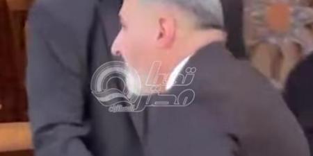ياسر جلال أول الحاضرين في عزاء هاني شاكر ونجله في حالة ذهول