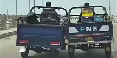 عبقرية سائق موتوسيكل لمساعدة زميله.. استخدم قواعد الفيزياء (فيديو)
