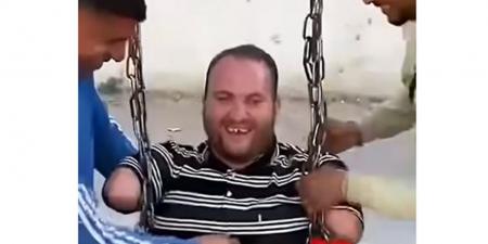 فرحة بأبسط طريقة.. فلسطيني من ذوي الهمم يستمتع بوقته مع أصدقاءه كالأطفال (فيديو)