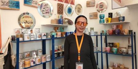 من الأشجار إلى الزينة.. رنا تبدع بصناعة المنتجات الخشبية وتحويلها لديكور منزلي (فيديو)