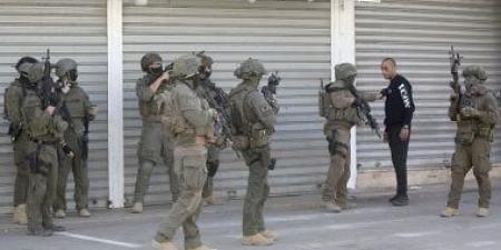 الاحتلال الإسرائيلي يعتقل فلسطينيا بالقدس.. ومستوطنون يحرقون منزلا جنوب نابلس