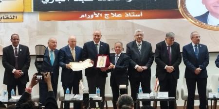 رئيس جامعة مدينة السادات يُتوَّج بلقب «الطبيب المثالي» تقديرًا لمسيرته العلمية خلال احتفالية يوم الطبيب المصري الـ48