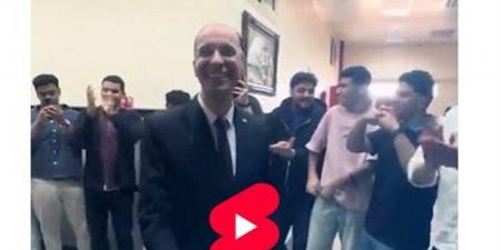 نظموا ممر شرفي.. طلاب يكرمون أستاذ جامعة مع اقتراب نهاية الموسم الدراسي (فيديو)