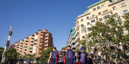 برشلونة يحتفل بالليجا في شوارع كتالونيا وسط حضور جماهيري ضخم.. فيديو وصور