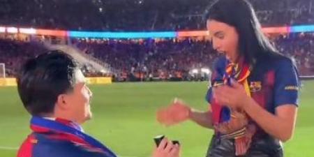 عرض زواج داخل ملعب برشلونة على هامش الكلاسيكو واحتفالات الليجا.. فيديو
