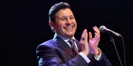 ملحن يكشف كواليس تعاونه مع هاني شاكر وسبب بكاء الأخير